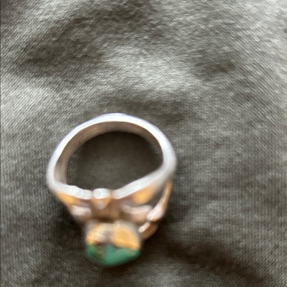 Elegant Silver and Turquoise Ring - Picture 3 of 7